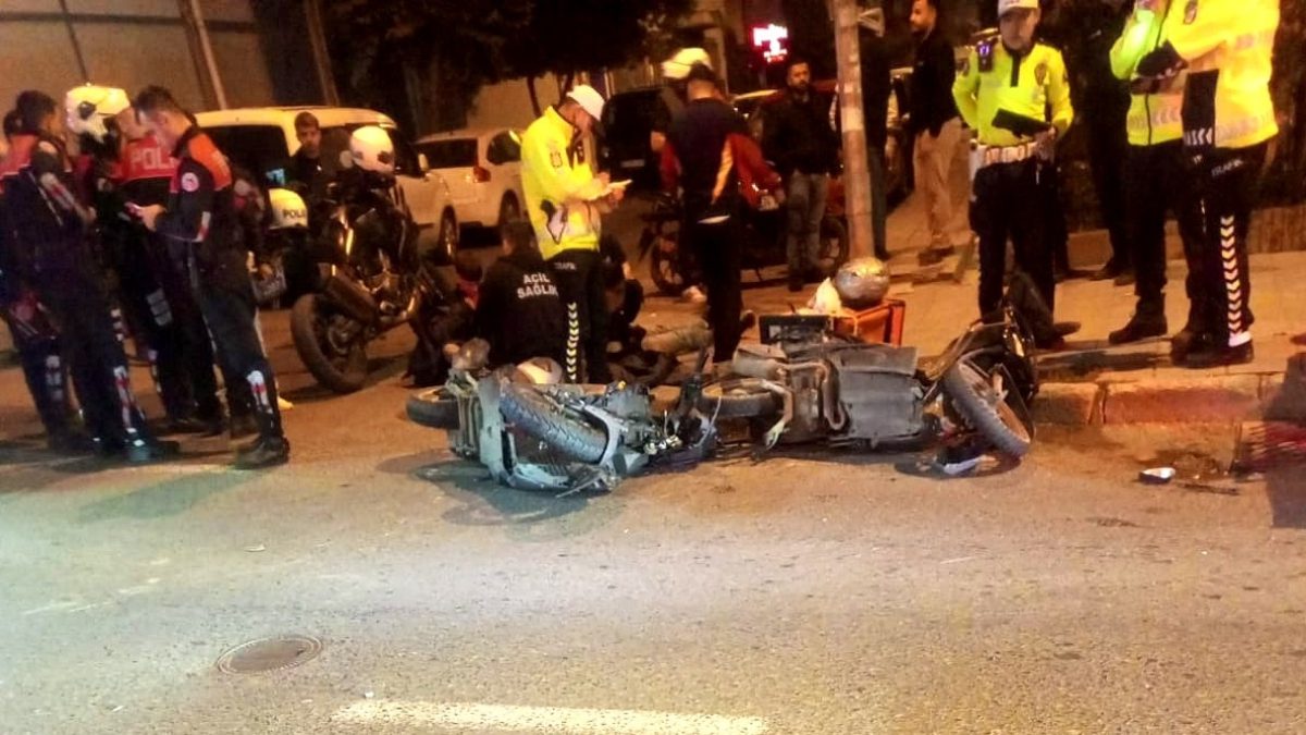 Çorlu ilçesinde yunus ekiplerinden kaçan motosikletli şüpheliler, başka motosikletle çarpıştı.