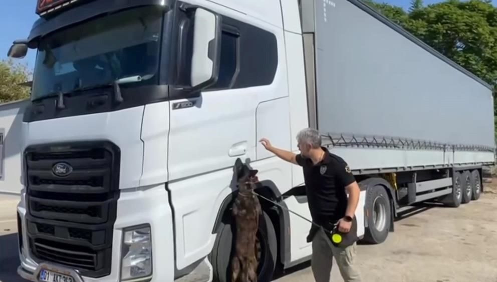 Adana'da bir TIR'ın içinde 80 milyon lira değerinde uyuşturucu madde