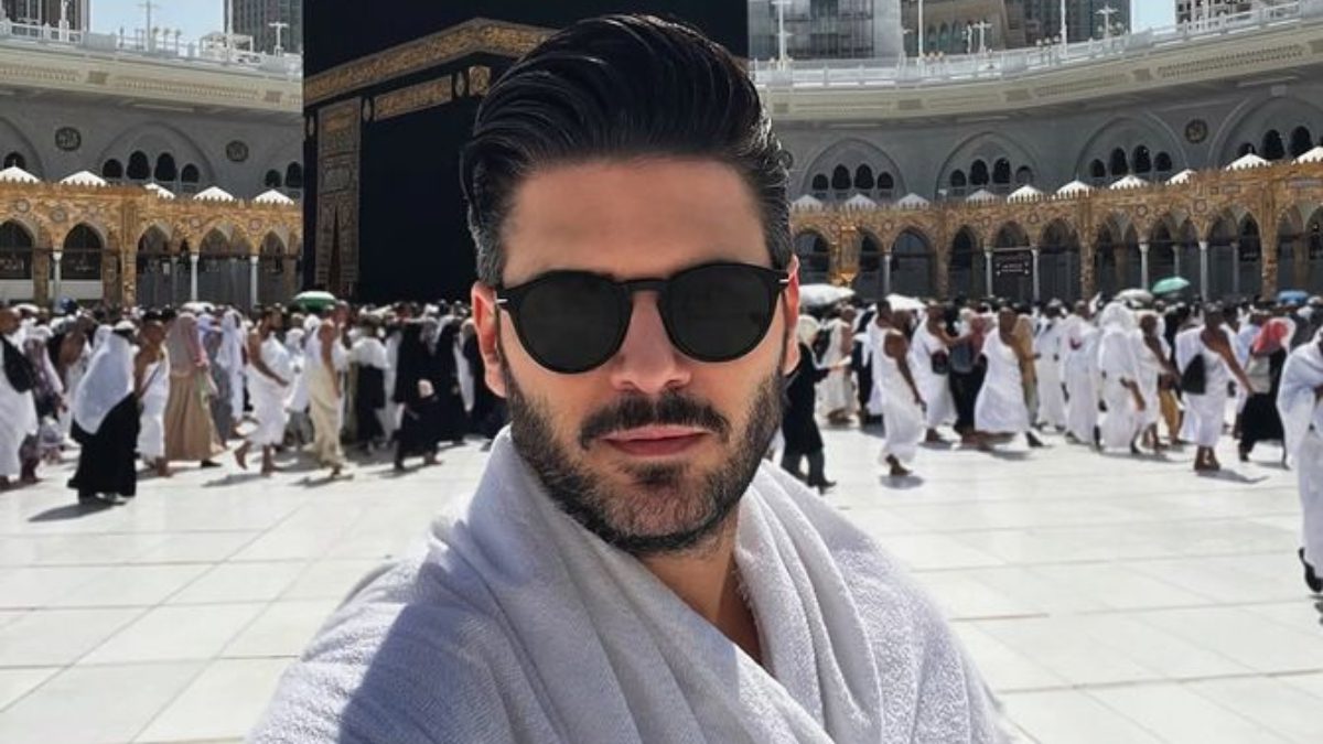 Tolgahan Sayışman, umre ziyareti sırasında Kâbe önünde çekilen fotoğrafını sosyal