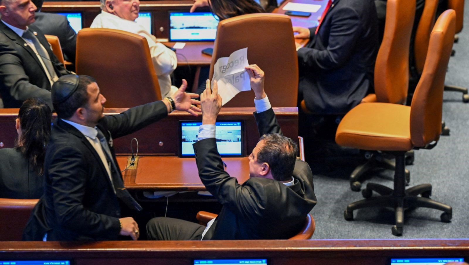 İsrail meclisinde kürsüye çıkan ABD Başkanı Donal Trump, konuşması sırasında