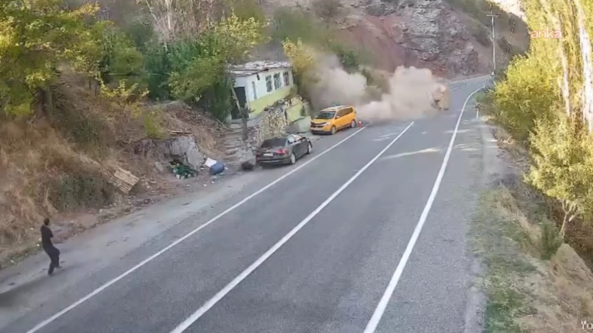 Tunceli-Erzincan karayolunun 15. kilometresinde dev bir kaya parçasının yola düştüğü