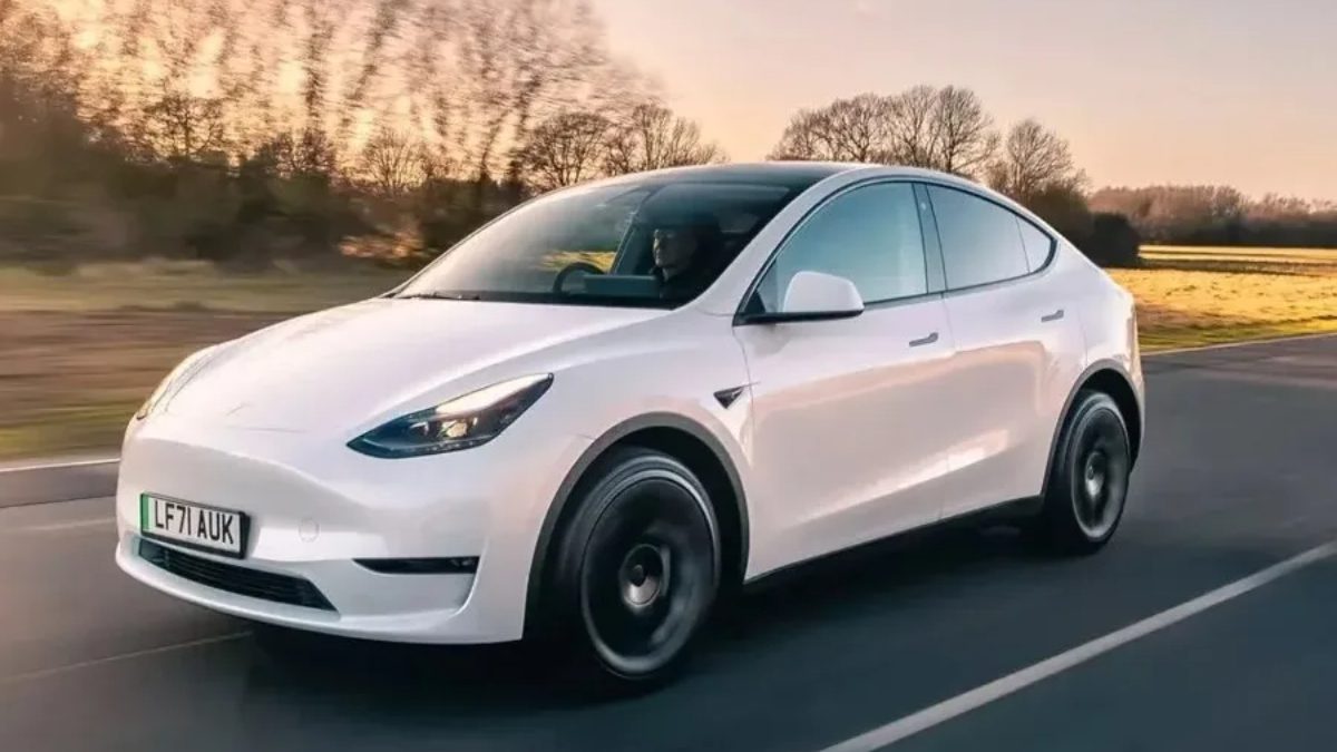 Tesla, resmi hesabından yaptığı açıklamada, Türkiye'deki ilk aracını teslim etmesinin