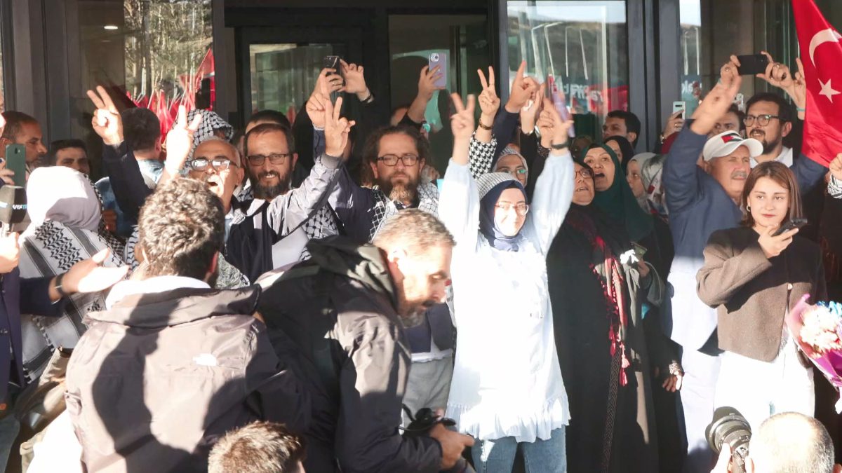 İsrail’in uluslararası sularda saldırarak alıkoyduğu Küresel Sumud Filosu’ndaki bazı yabancı