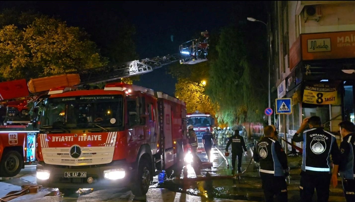 İstanbul Ümraniye'de bir nalburda çıkan yangın kısa sürede büyüdü ve binanın