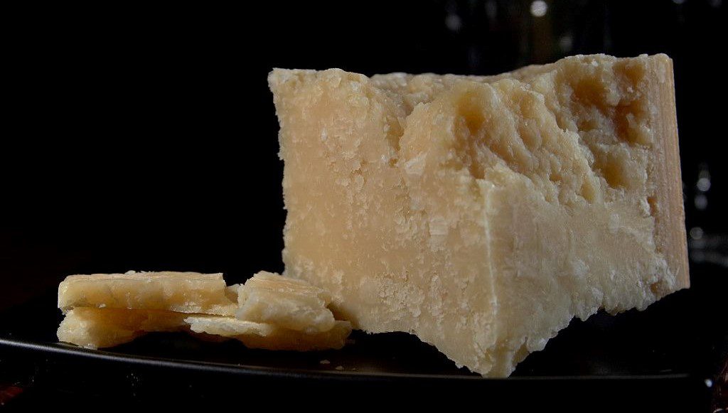 Parmigiano Reggiano peynirlerine sahtecilikle mücadele amacıyla mikroskobik büyüklükte çipler yerleştirilmeye