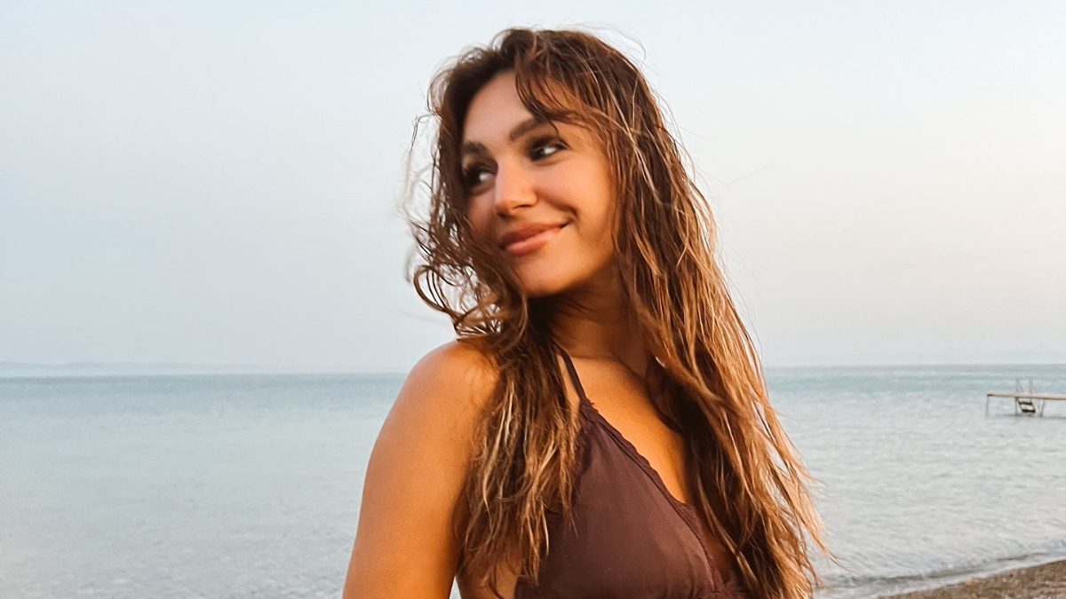 Uzak Şehir hayranlarının yakın takibinde olan Sahra Şaş, sosyal medya