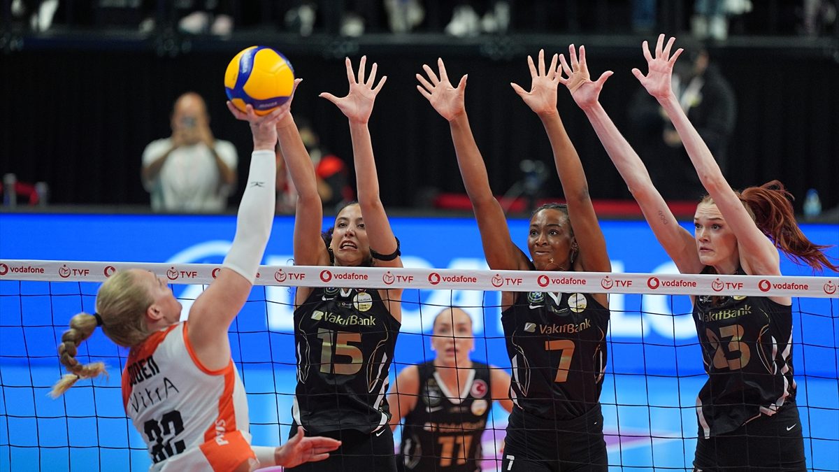 Sultanlar Ligi'nin 3. haftasında VakıfBank, deplasmanda Eczacıbaşı'nı 3-1 mağlup etti.