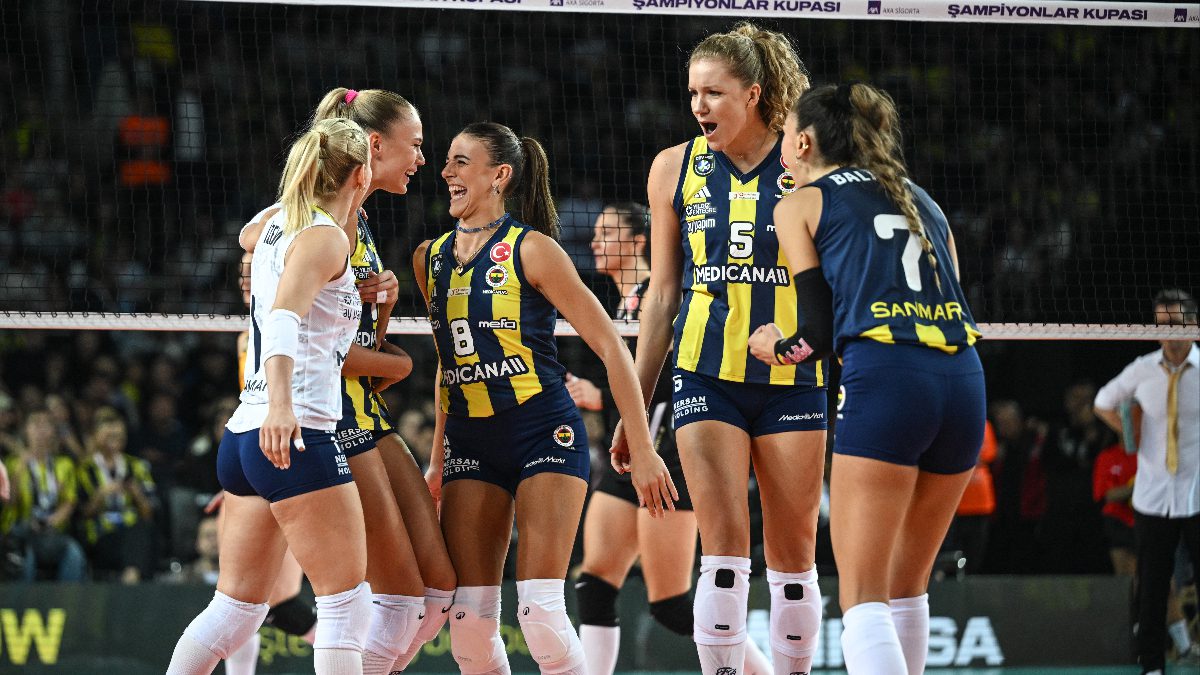 Kadınlar AXA Sigorta Şampiyonlar Kupası'nda VakıfBank'ı 3-2 mağlup eden Fenerbahçe