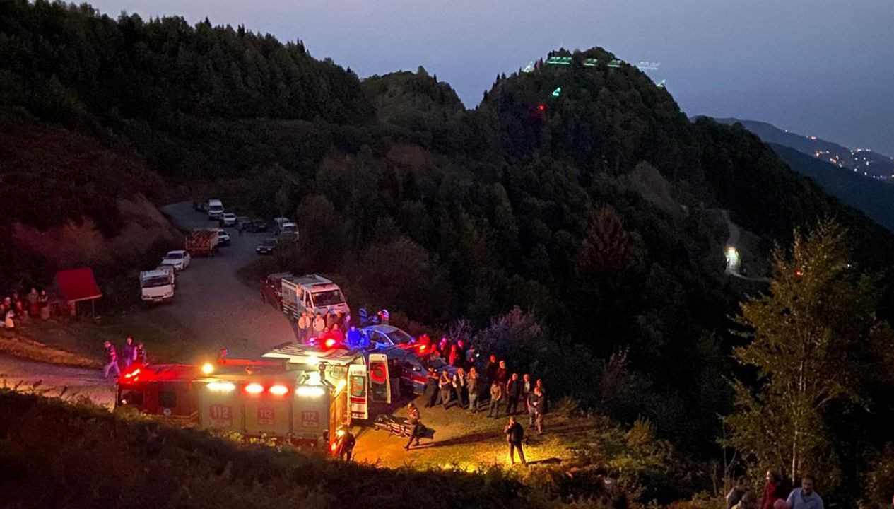 Akçaabat Hıdırnebi Yaylası'ndaki bahçede ot biçen ailesine yardım eden polis