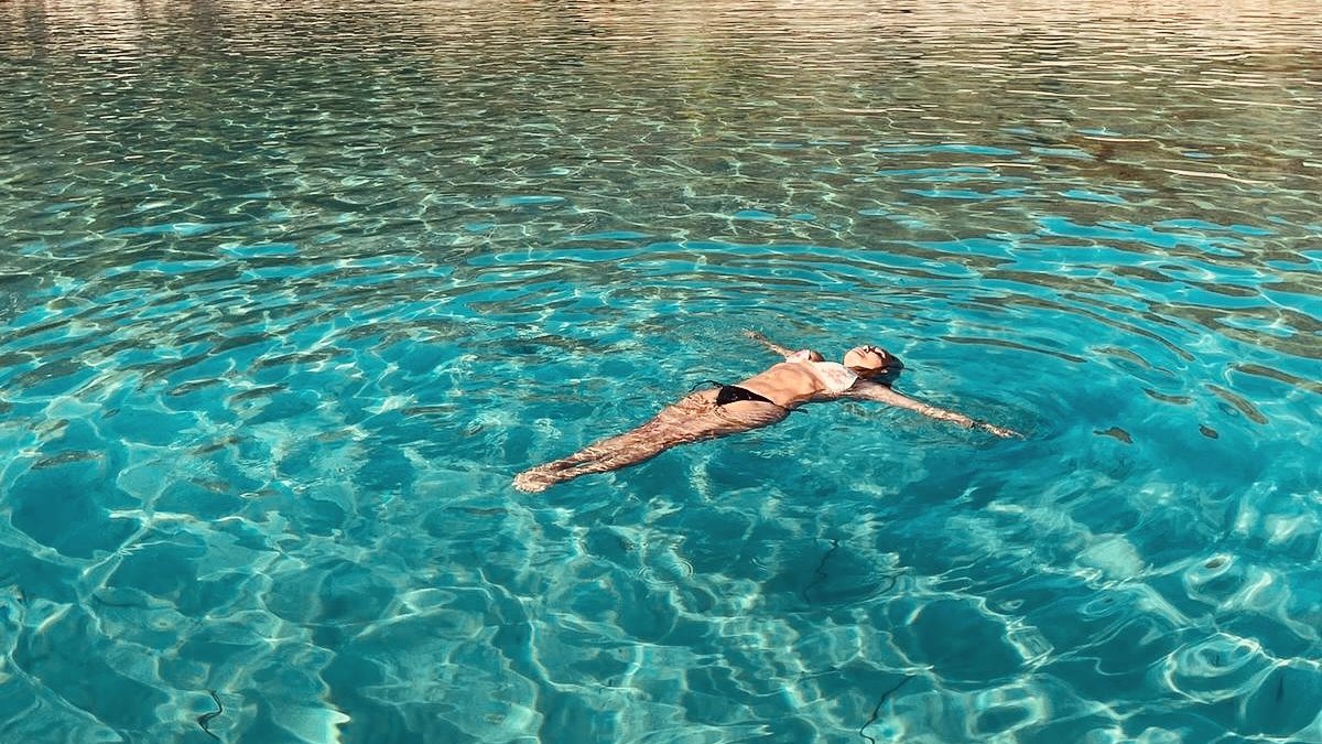 Sosyal medyada aktif olan şarkıcı Yonca Evcimik, bikinili pozlarıyla görenleri