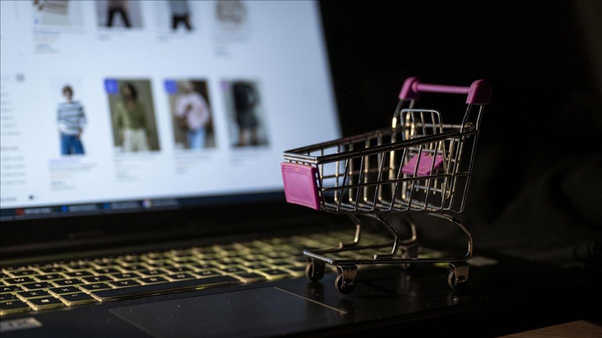 ABD'de indirimli satışların yapıldığı Black Friday'de çevrim içi harcamaların tutarı