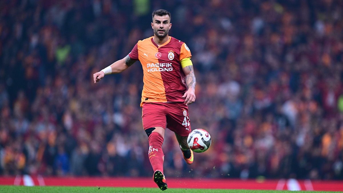 Galatasaray’ın defans oyuncusu Abdülkerim Bardakcı, Trabzonspor karşılaşmasında sarı-kırmızılı formayla Süper