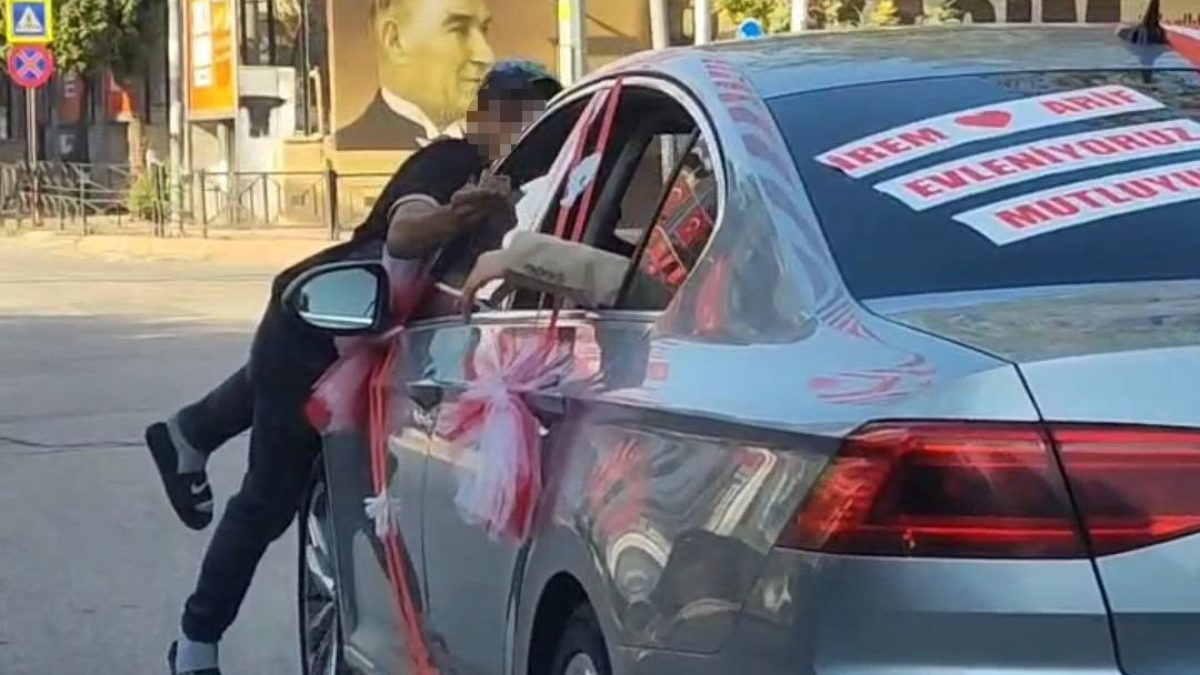 Seyhan ilçesinde, gelin arabasının önüne kesen bir kişi, verilen 50