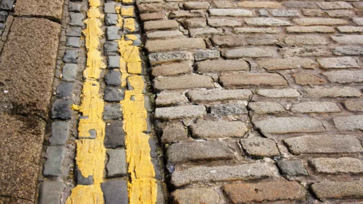 Yollarda gördüğünüz çift sarı çizgiler sadece yol işaretinden ibaret değil.