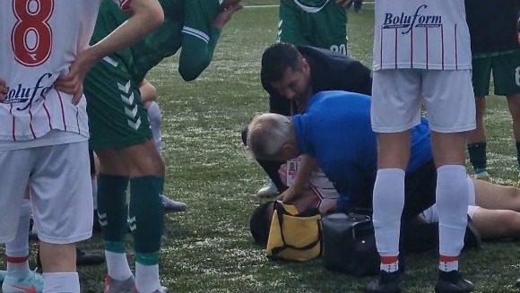 Bolu'daki amatör küme maçında çarpışma sonucu bilinci kapanan sporcuya sağlık