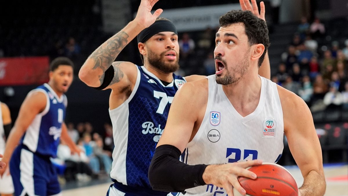 Anadolu Efes Basketbol Takımı'nda milli oyuncu Erkan Yılmaz, sakatlığı nedeniyle