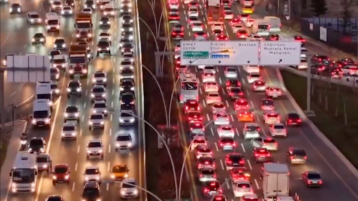 Ankara'da trafik problemleri adeta bir çıkmaza dönüşüyor. Araç sayısındaki hızlı