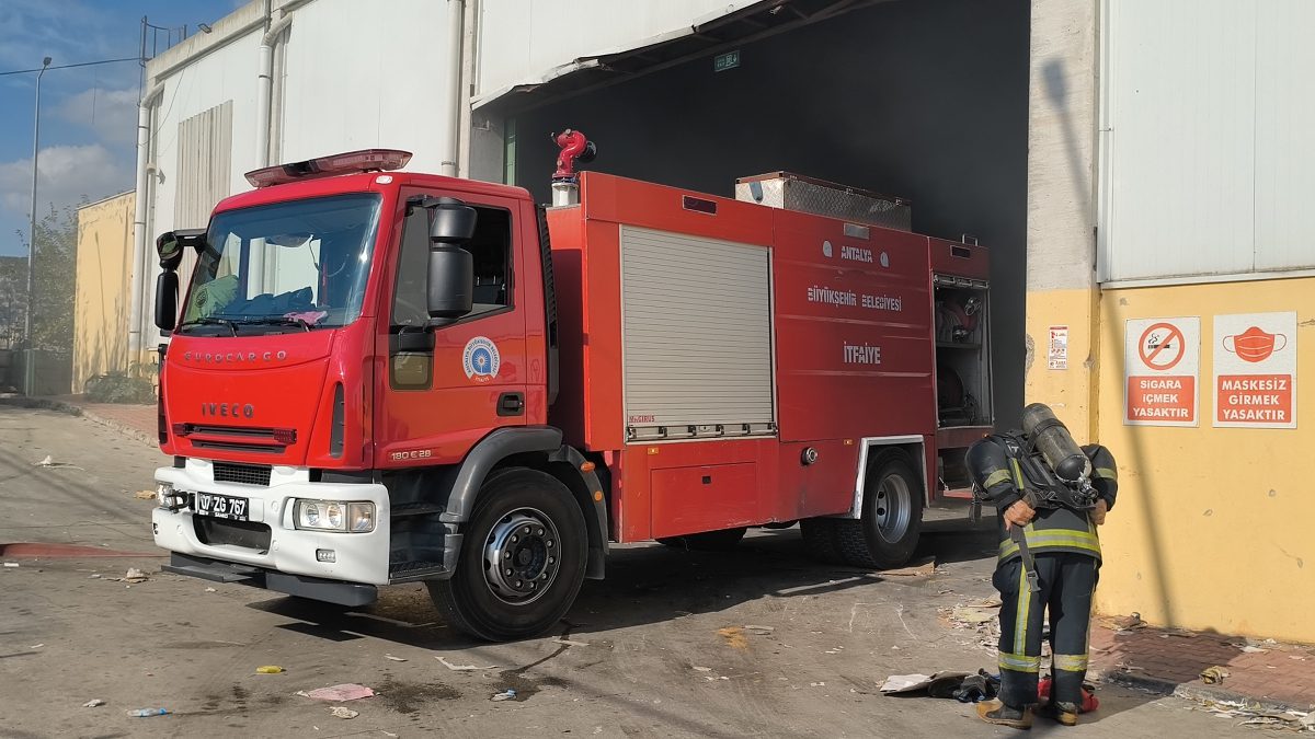 Antalya'da geri dönüşüm fabrikasında preslenen malzemelerin bulunduğu alanda başlayan yangın