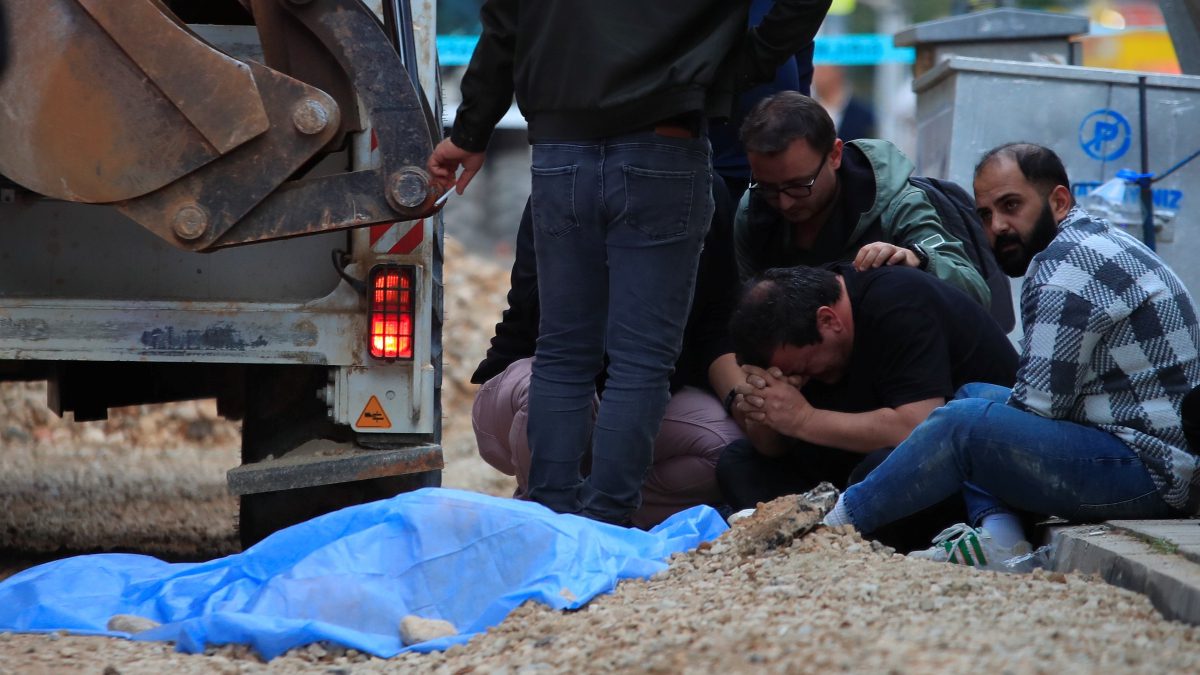 Ekmek almaya giderken kepçenin altında kalan 81 yaşındaki Okan Işık