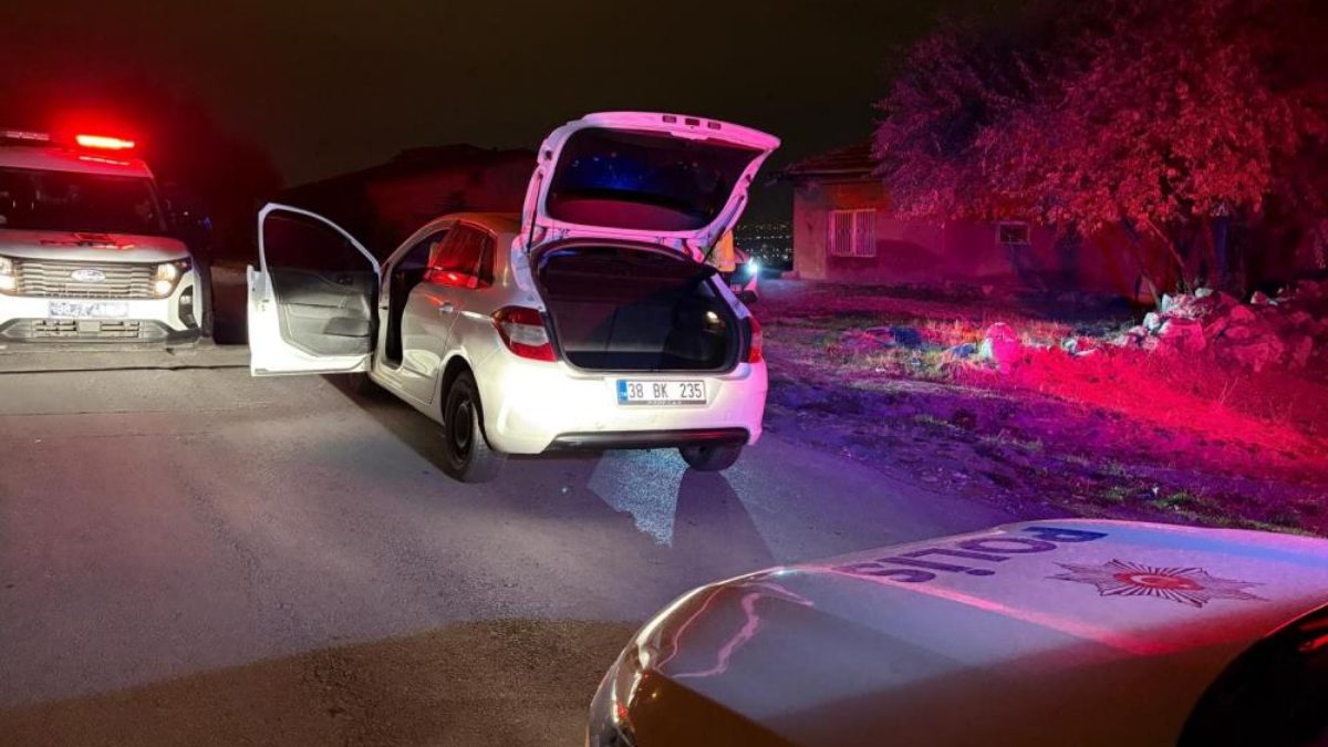 Kayseri'de polis ekiplerinin dur ihtarına uymayan otomobil sürücüsü kovalamaca sonucu
