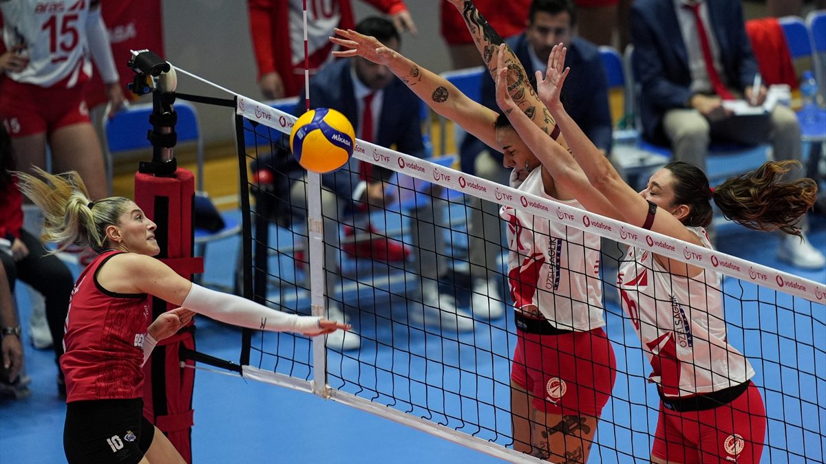 Voleybol Sultanlar Ligi'nin 6. haftasında Aras Kargo, Beşiktaş'ı 3-0'lık skorla