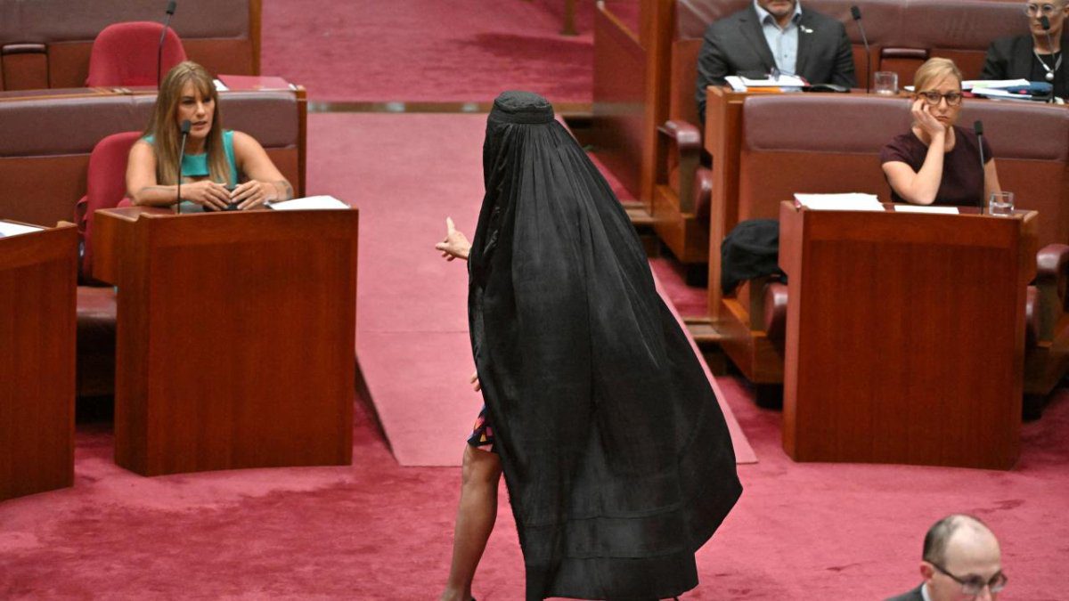 Aşırı Sağcı Tek Ulus Partisi lideri Senatör Pauline Hanson, burkanın