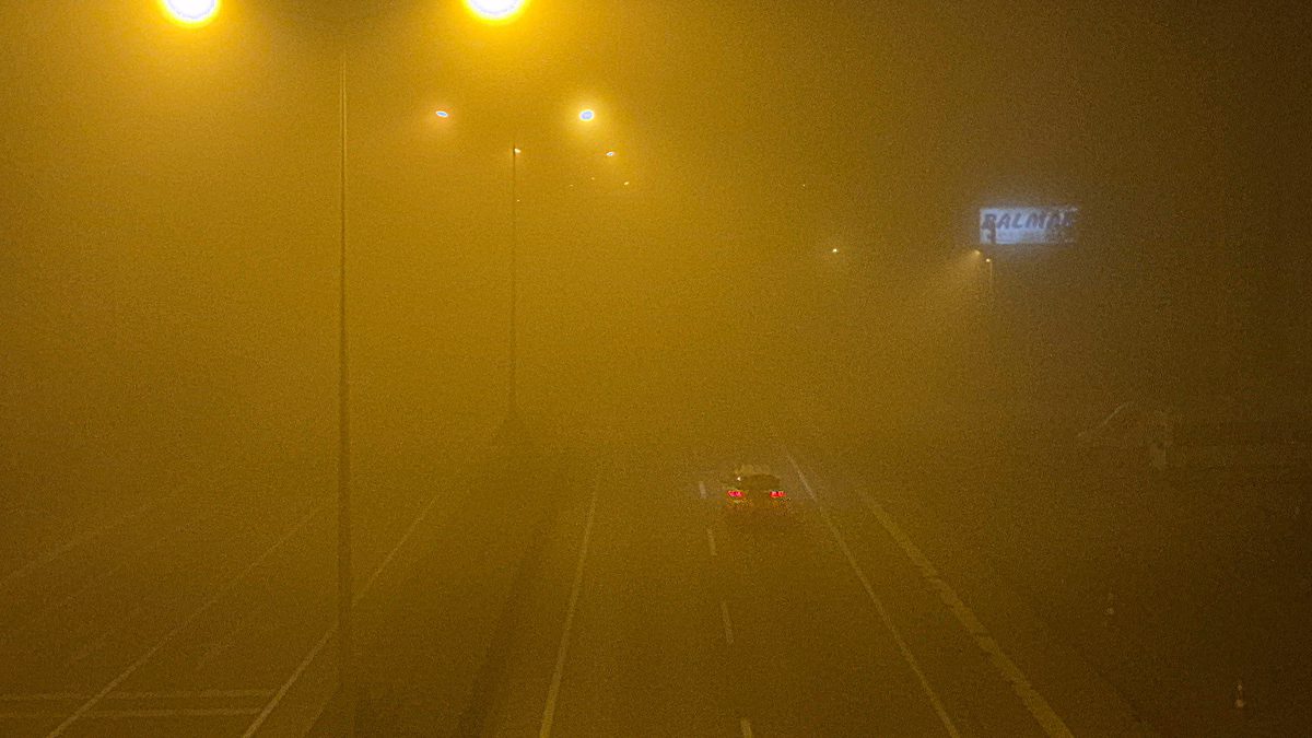 Kentte gece saatlerinde başlayan sisin, yoğunluğunu arttırmasıyla görüş mesafesi zaman