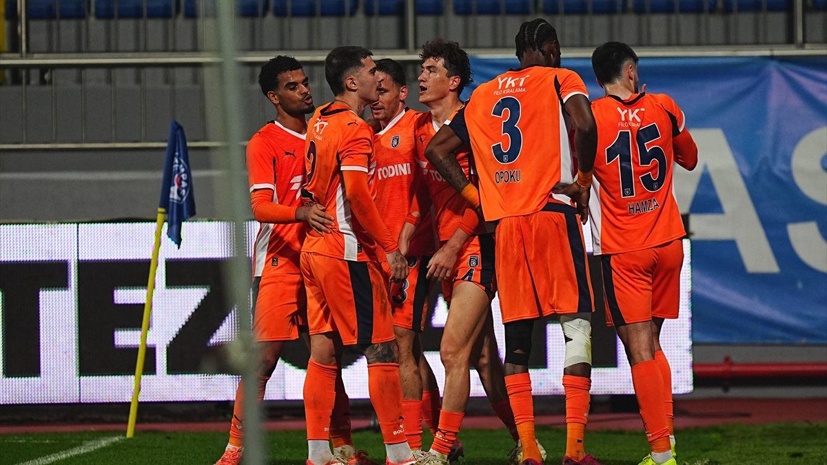 Başakşehir, Süper Lig'in 14. haftasında konuk olduğu Kasımpaşa'yı 3-1 mağlup