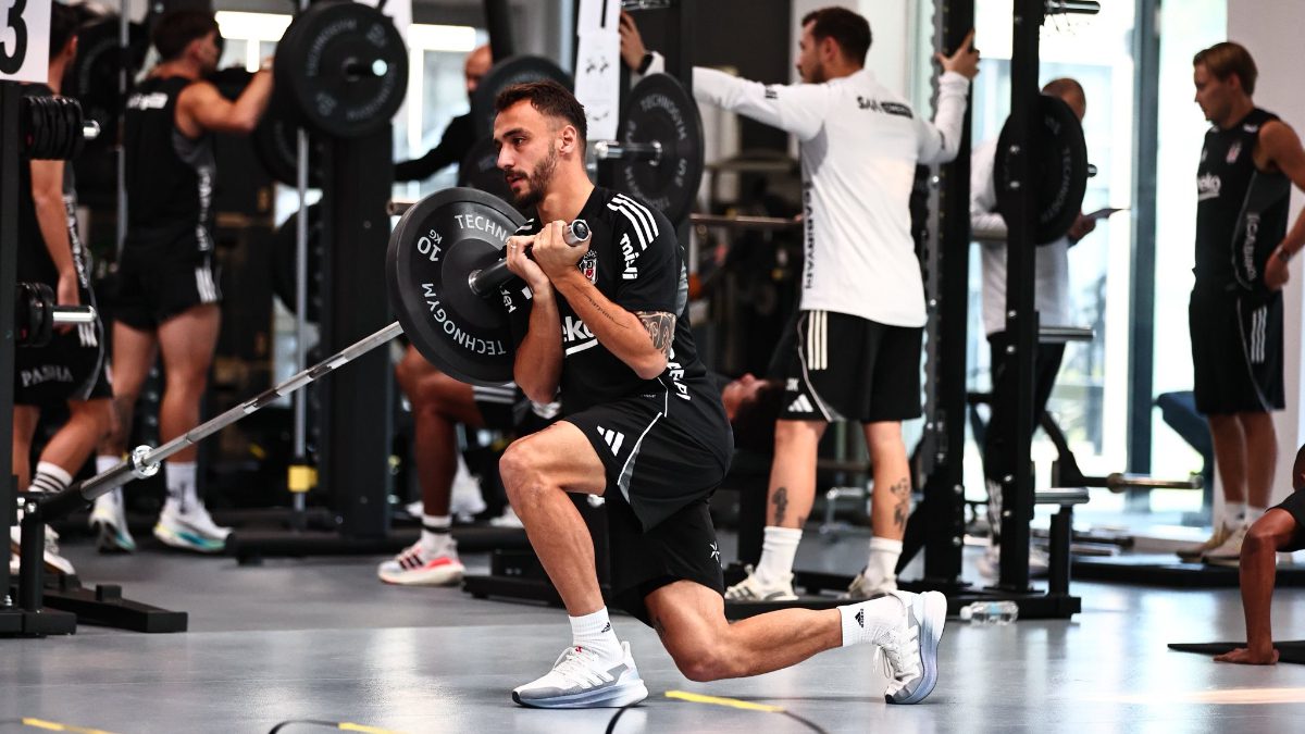 Sergen Yalçın yönetimindeki Beşiktaş, Samsunspor ile oynayacağı maçın hazırlıklarını sürdürüyor.