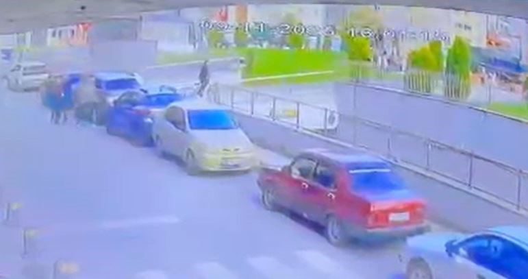 İstanbul'un Arnavutköy ilçesinde parkta bisiklet süren 13 yaşındaki çocuk, bisikletini