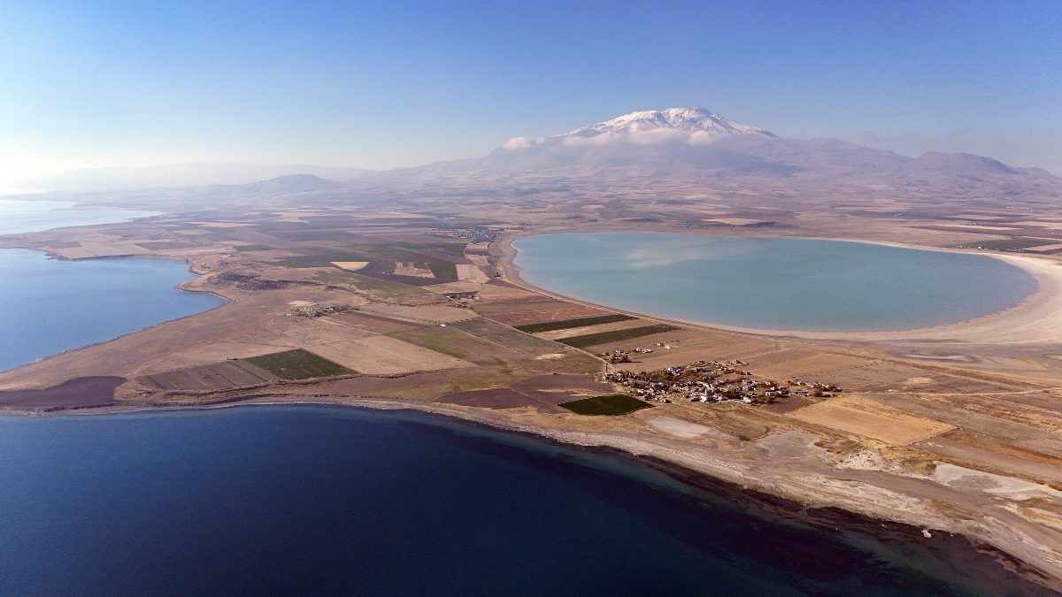 Adilcevaz ilçesinde bulunan Arin Gölü, dron ile Süphan Dağı, Van