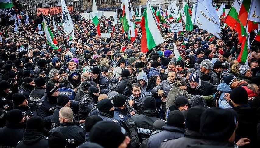 Bulgaristan'da euroya geçiş kararının ardından protestolar devam ederken, eylemciler güvenlik