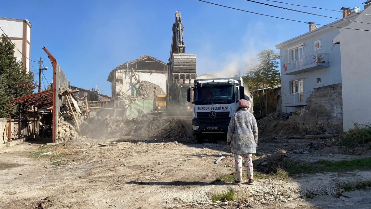 Burdur'da tartışmalı tarihi binanın yıkımı, yan evde oturan kadının itirazları