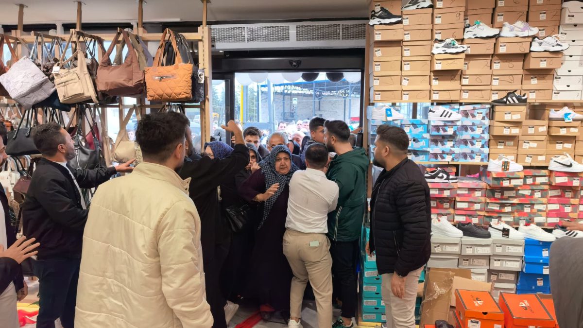 İnegöl ilçesinde yeni açılan giyim mağazasında bazı ürünler 10 TL'den