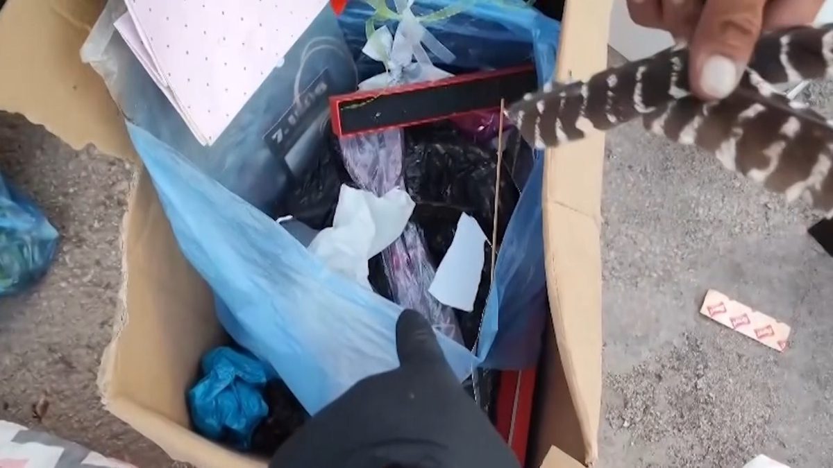 Kentte Yusuf Emre Kürkçü ve Engin Altın, çöpleri karıştırarak akıllı