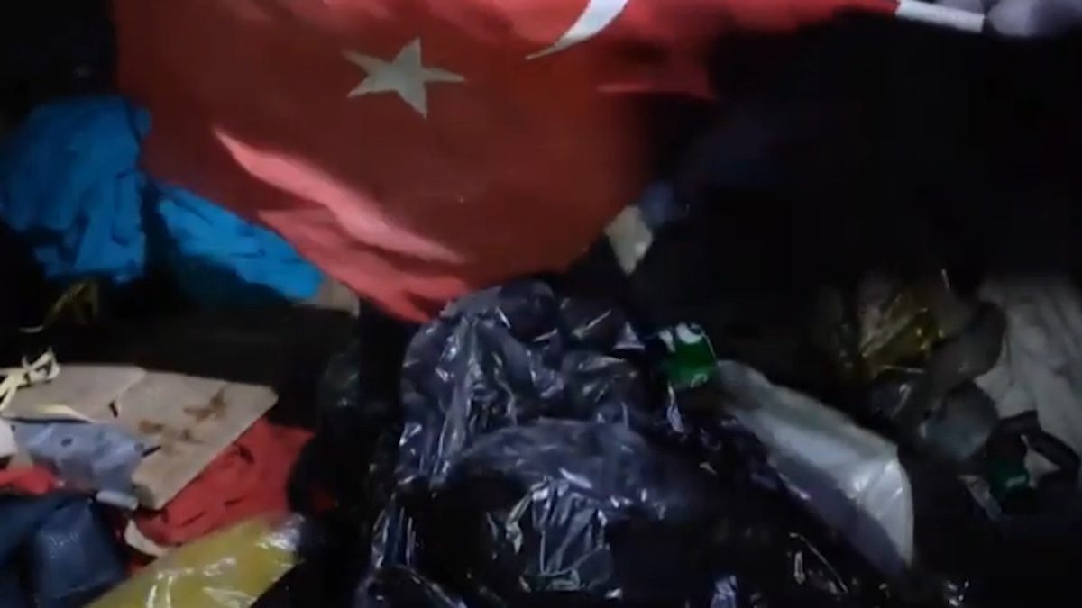 Bursa'da çöp konteynerlerini karıştıran iki arkadaş, Türk bayrağı buldular.Yusuf Emre