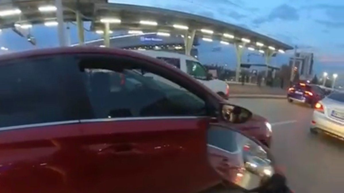 Osmangazi ilçesinde kadın motosiklet sürücüsü ile kadın otomobil sürücüsü arasında