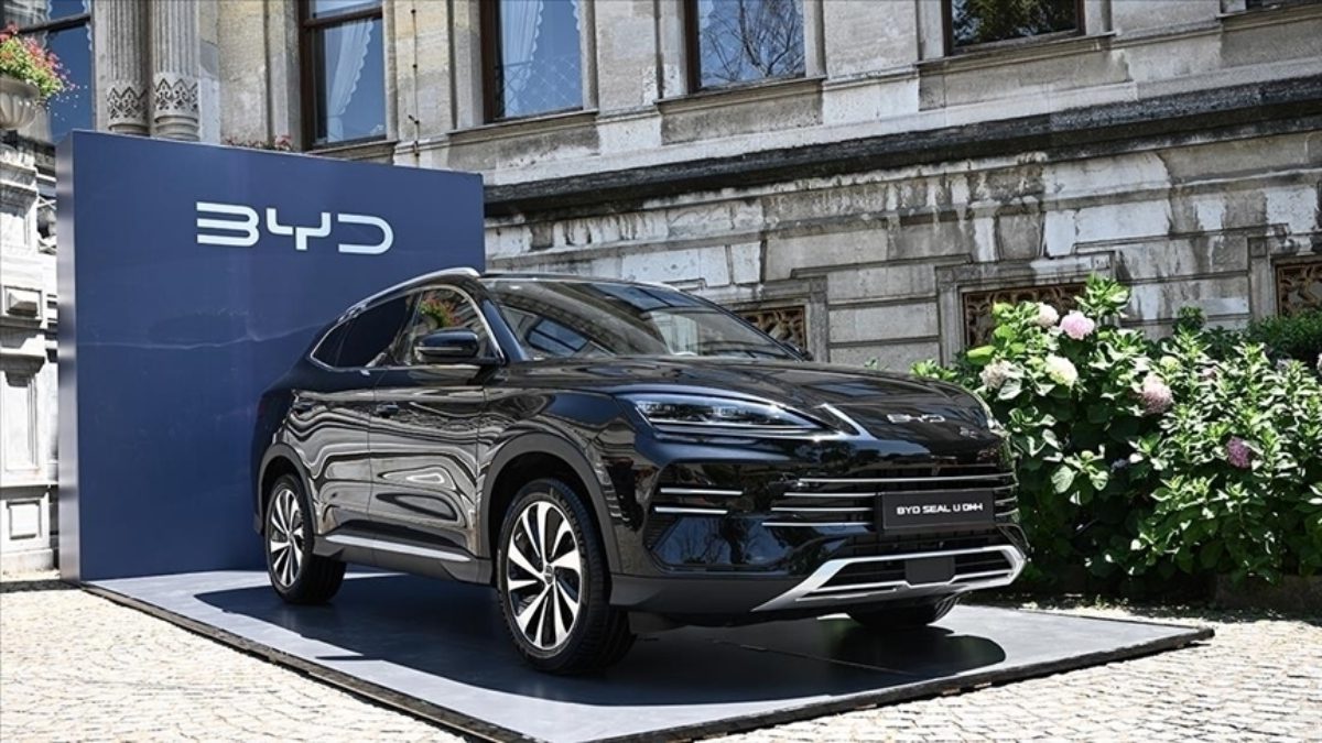 Çinli elektrikli araç üreticisi BYD’nin hisseleri, ekim ayında satışların geçen