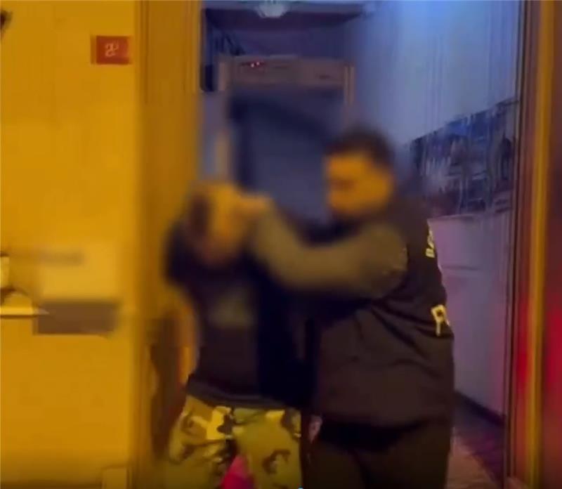 Beyoğlu'nda iş yerinde çalışanını  beyzbol sopasıyla döven sosyal medya