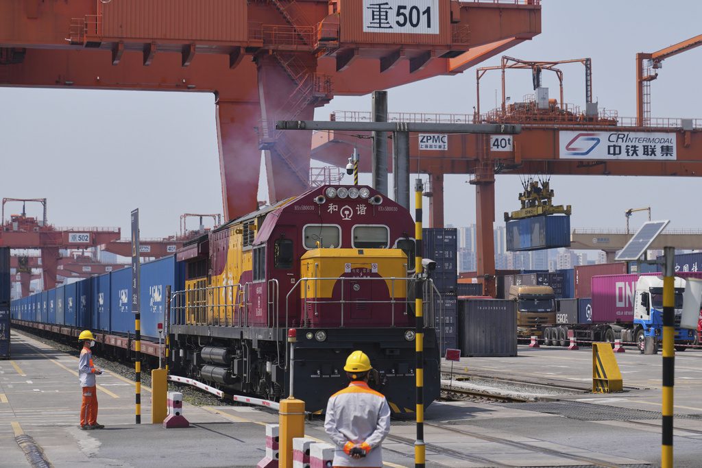 Çin’in Yunnan eyaletinde test treni, raylarda çalışan işçilere çarptı. 11