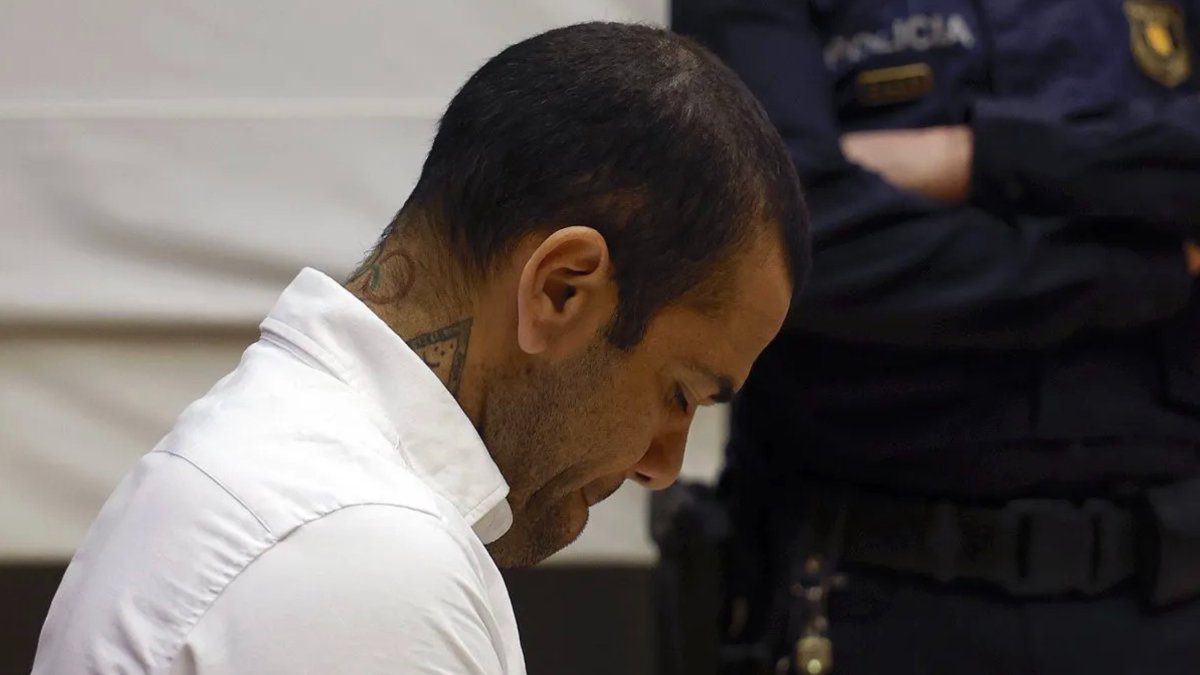 Cinsel saldırı suçundan 14 ay cezaevinde kalan Dani Alves, apisten