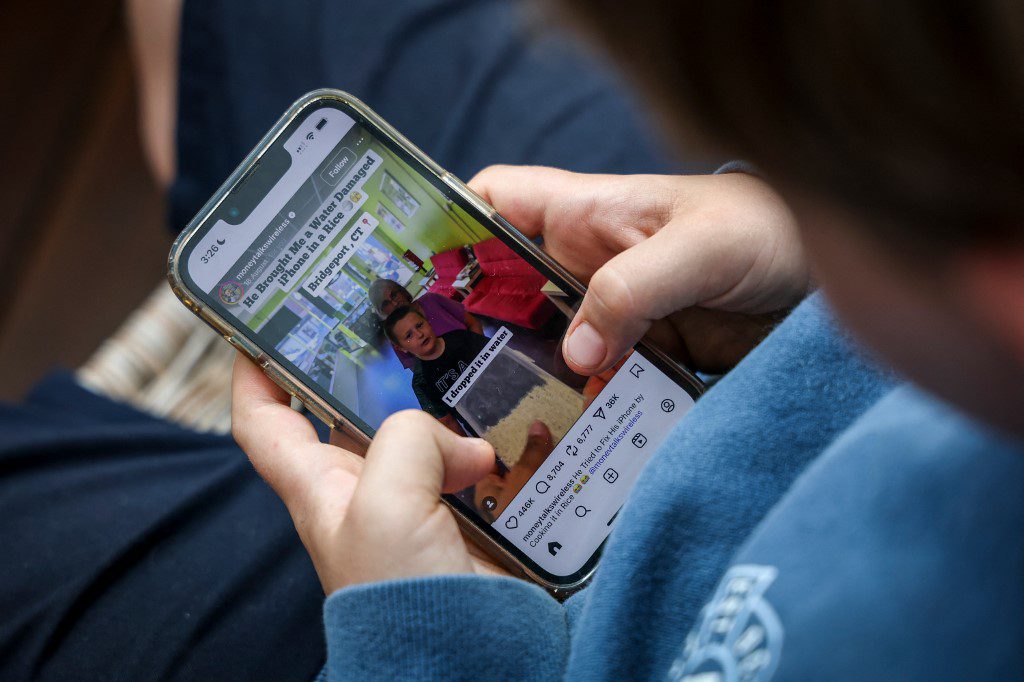 Danimarka, dijital olumsuzluklardan korunma amacıyla, 15 yaş altındaki çocuklar için