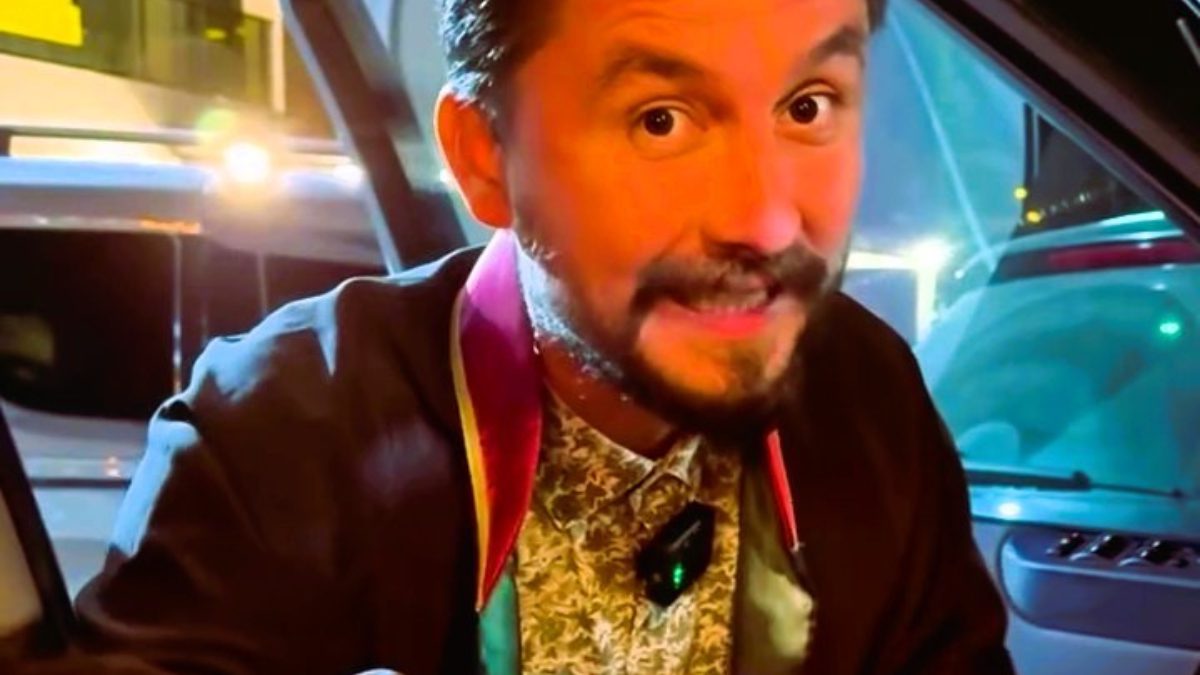 Denizli'de avukat cübbesi giyip, "Bu aracı alana bir dosya hediye"