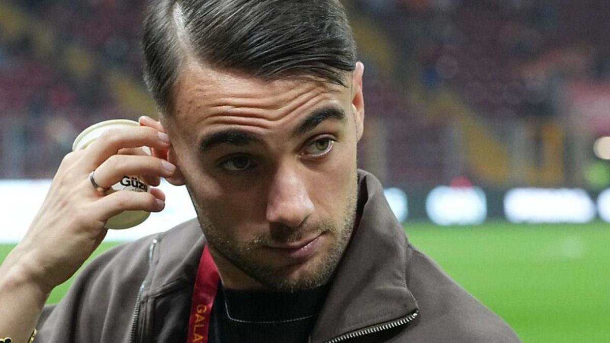 Galatasaray forması giyen Yunus Akgün, "Sakatlığın nasıl, derbide oynayacak mısın?"