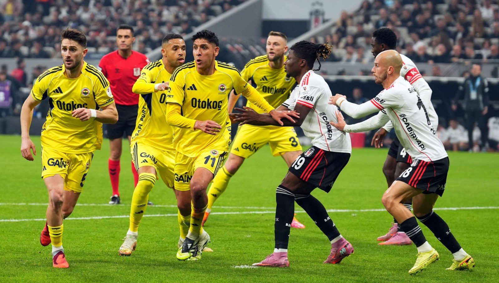 Fenerbahçe, Beşiktaş'a karşı 2-0 geriye düştüğü maçta kazandı ve üst