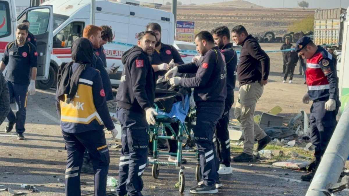 Batman karayolu kırsal Karamus Mahallesi kavşağında iki hafif ticari araca