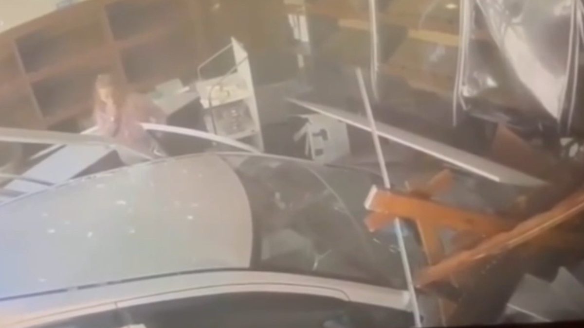 Edirne'de sürücüsünün kontrolünü kaybettiği otomobilin yol kenarındaki ekmek fırınına dalması