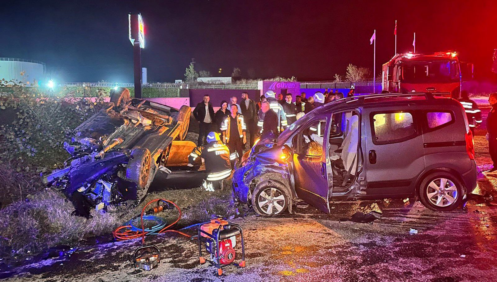 Edirne'de 5 araç zincirleme kazaya karıştı. Kazada 1 kişi hayatını