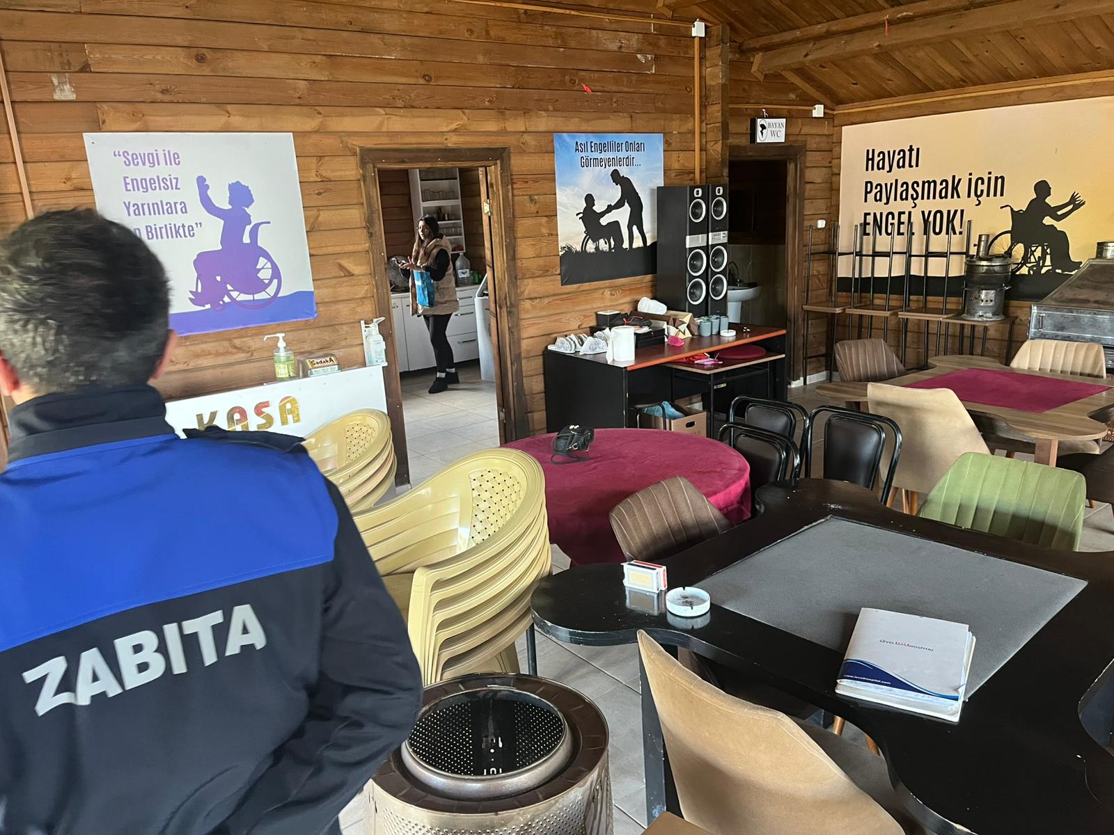 Zonguldak'da Kozlu Engelliler Derneği binası, içinde ruhsatsız olarak kafeterya hizmeti