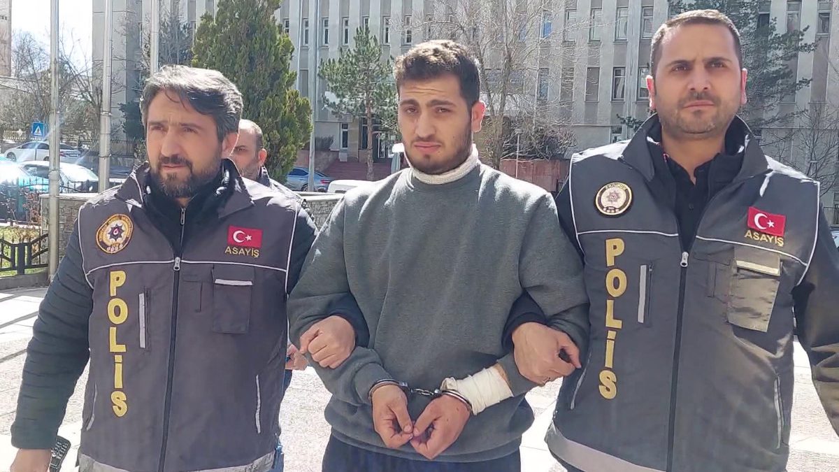 Kent merkezinde bulunan hastane bahçesinde tartıştığı 24 yaşındaki eşi Hatice